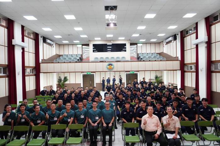 莫局長與餐與學生合影留念