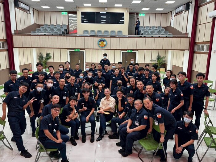 黃育祥主任與同學合影