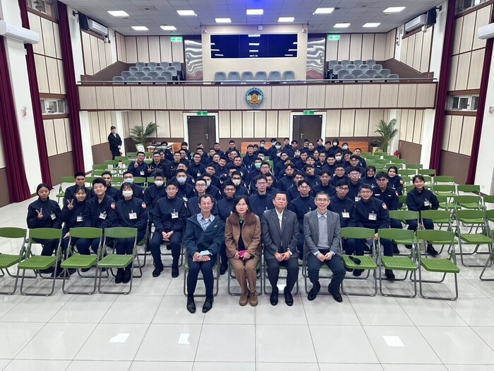 莫局長與本系師生合影