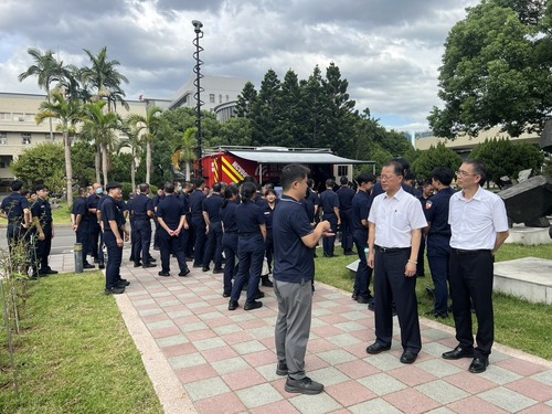 黃明昭校長關心活動辦理情形，與主任工程師交流討論「大規模事件發生時跨機關協調整合通訊」之實務應用