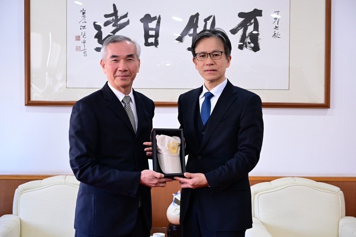 副校長致贈紀念品